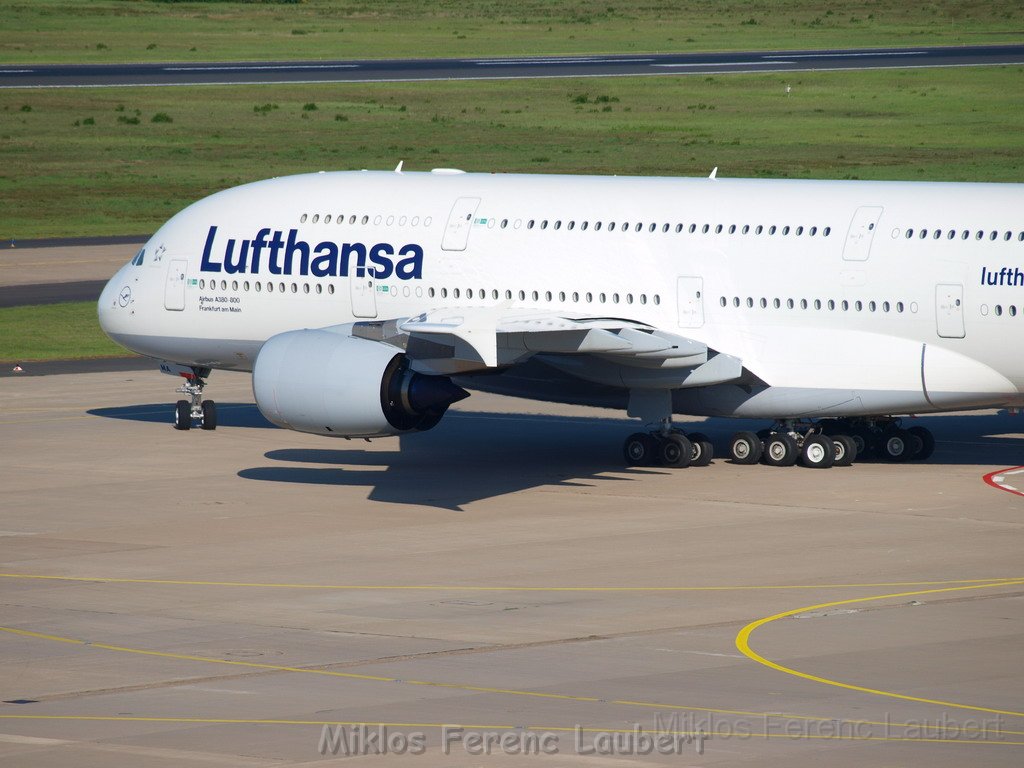 Lufthansa Airbus A 380 zu Besuch Flughafen Koeln Bonn P033.JPG